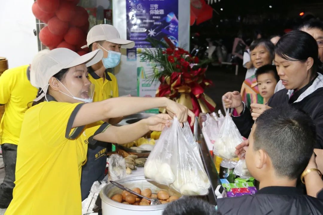 “哇!这里是在赶庙会吗?”不,这里是三津汤包门店开业! “哇!这里是在赶庙会吗?”不,这里是三津汤包门店开业!