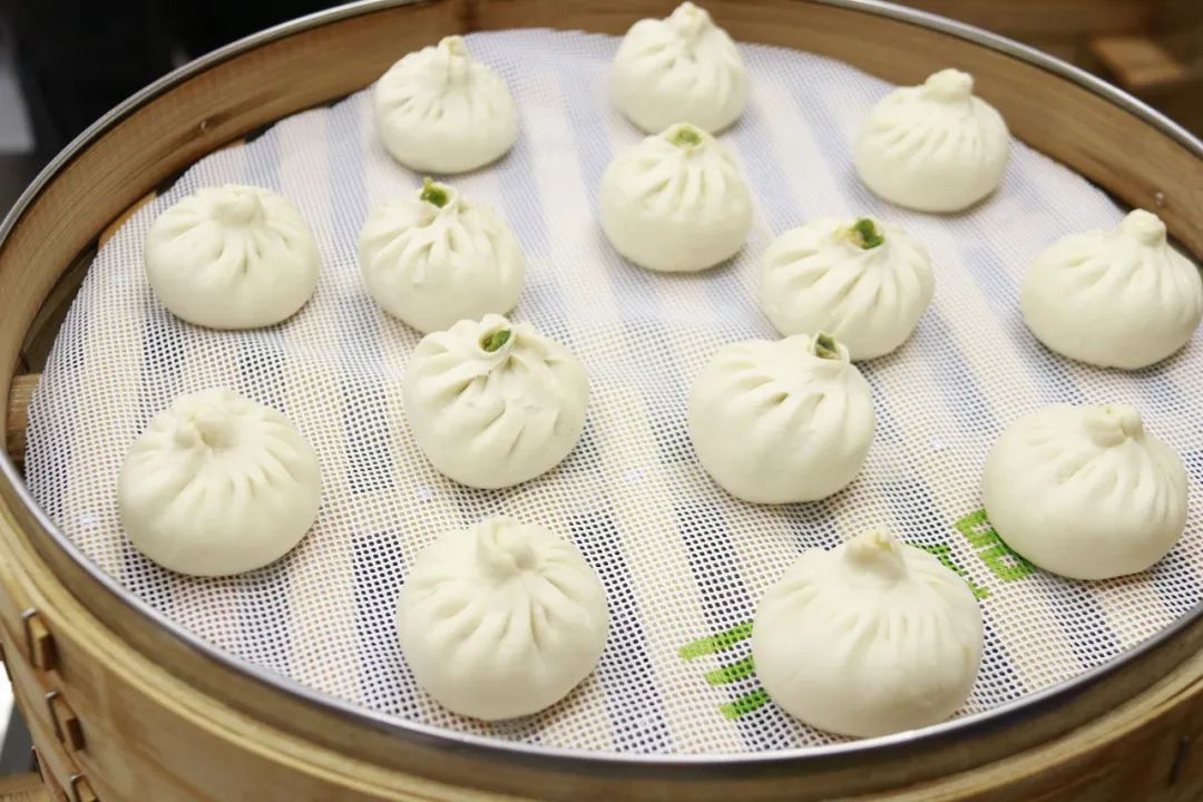 “哇!这里是在赶庙会吗?”不,这里是三津汤包门店开业! “哇!这里是在赶庙会吗?”不,这里是三津汤包门店开业!