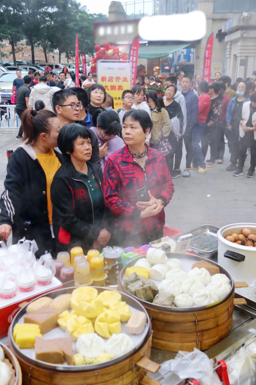 “哇!这里是在赶庙会吗?”不,这里是三津汤包门店开业! “哇!这里是在赶庙会吗?”不,这里是三津汤包门店开业!