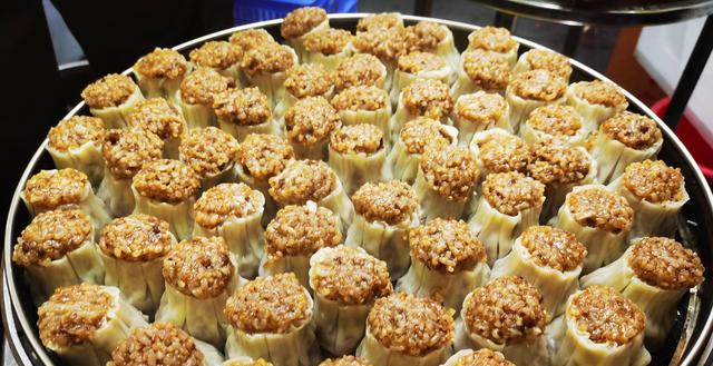 包子加肉馅，豆奶热乎乎！超2000份早餐免费送给抗疫人员